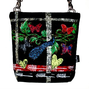 Tniikki taidelaukku, joka on tehty tialuksesta ja jossa on hyödynnetty pieninkin kangaspala.