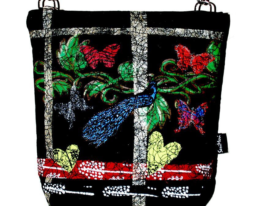 Uniikki taidelaukku, joka on tehty tialuksesta ja jossa on hyödynnetty pieninkin kangaspala.