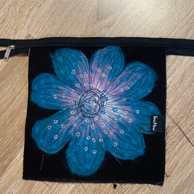 Huovutettu kukka pussukan koristeeksi