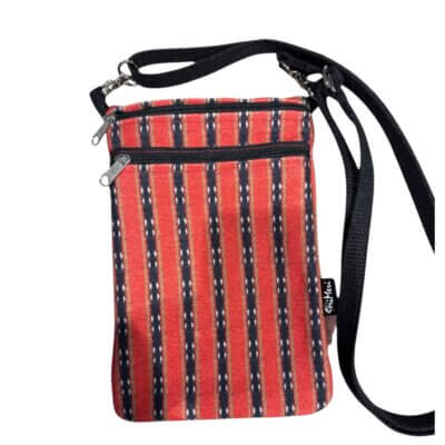 Maxi-kännuykkälaukku jonka kangas muistuttaa kansallispuvun punaraitasita kangasta